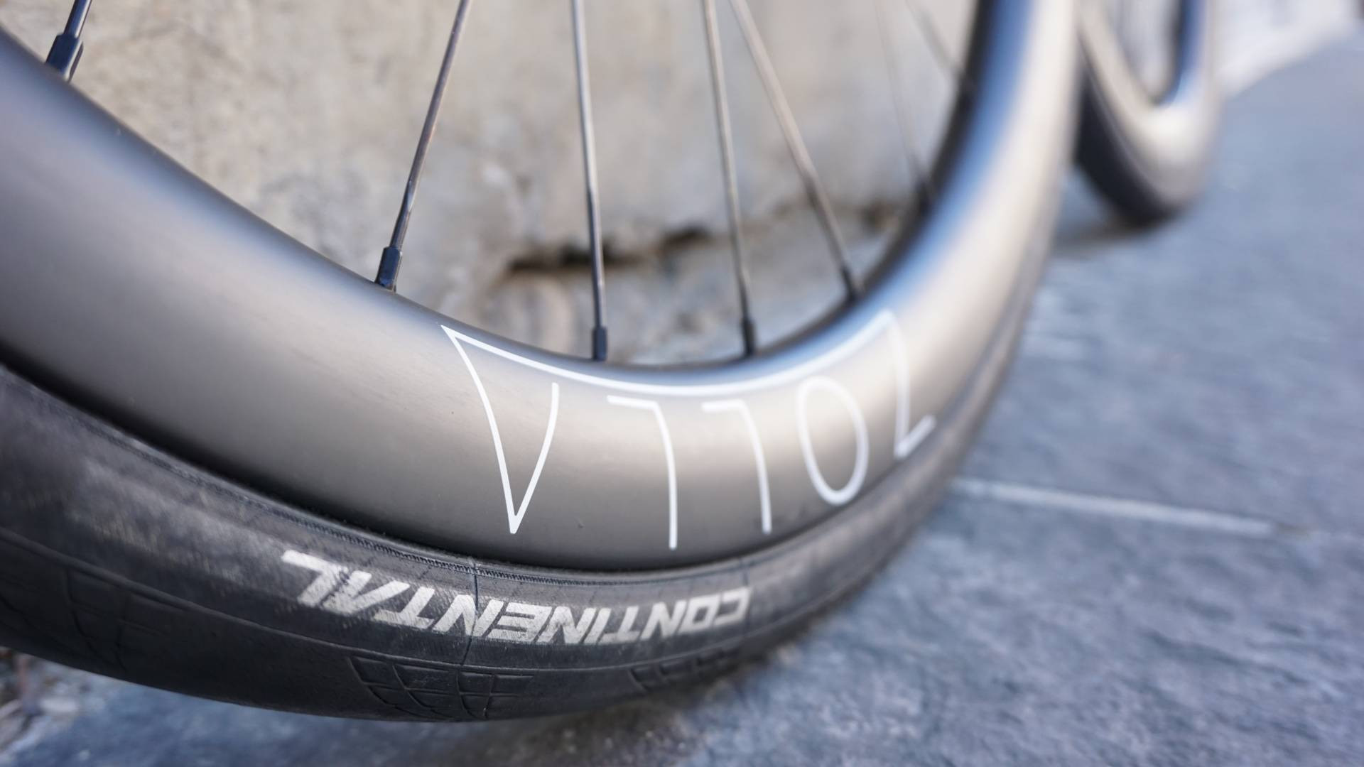Zolla Dnipro carbon wheel with Continental tyre